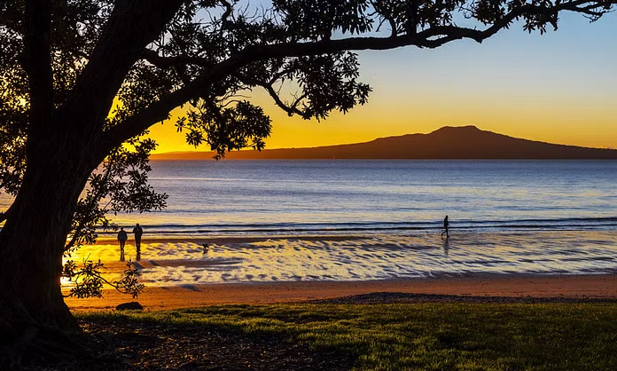 Sunny day at Takapuna Beach, Auckland, New Zealand.